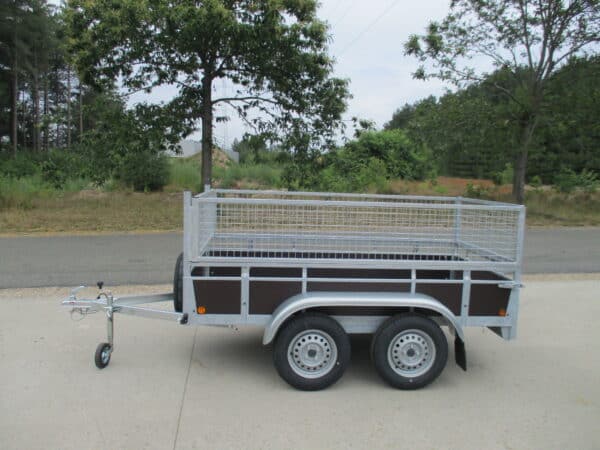 Rental no 6C box truck unbraked double axle 750kg 257x131cm bulkheads 30cm option with haulm racks