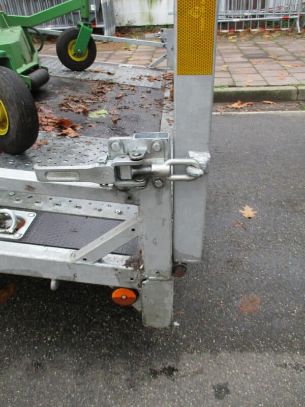 Helpo plateauwagen met klep dubbel as geremd ...x...cm 2700kg laadvloerhoogte 63cm met knik naar 52cm - 30cm railing - Afbeelding 3